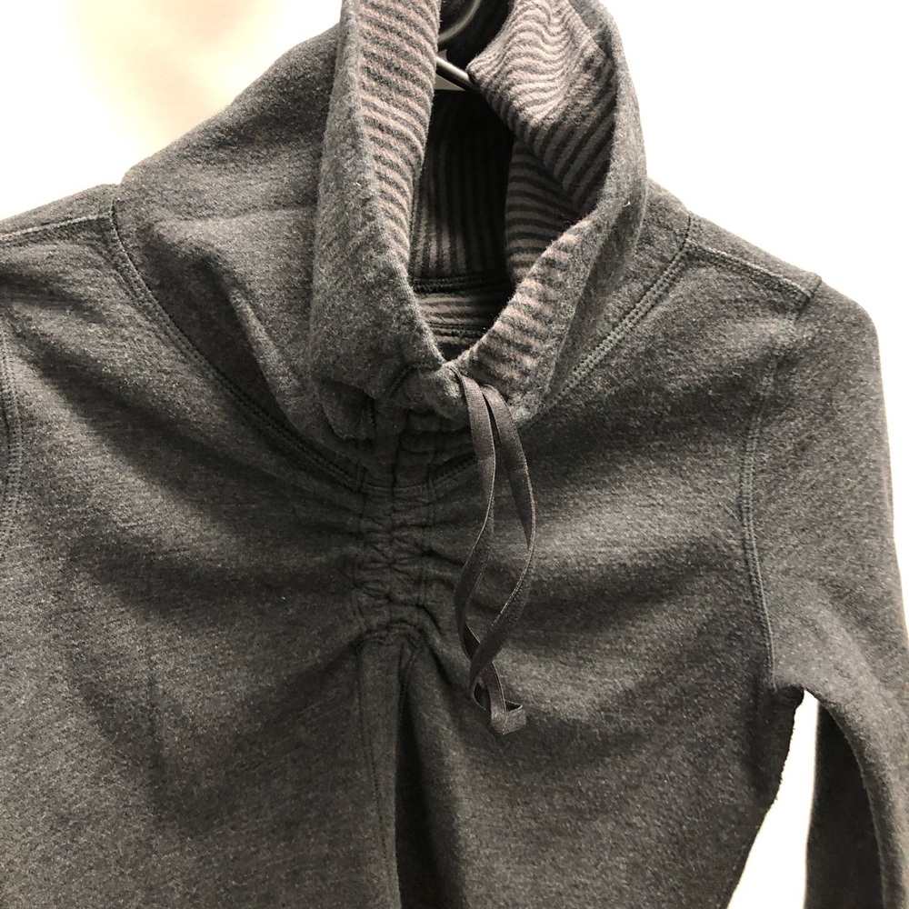 Lululemon reversible in-a-Sinch pullover.